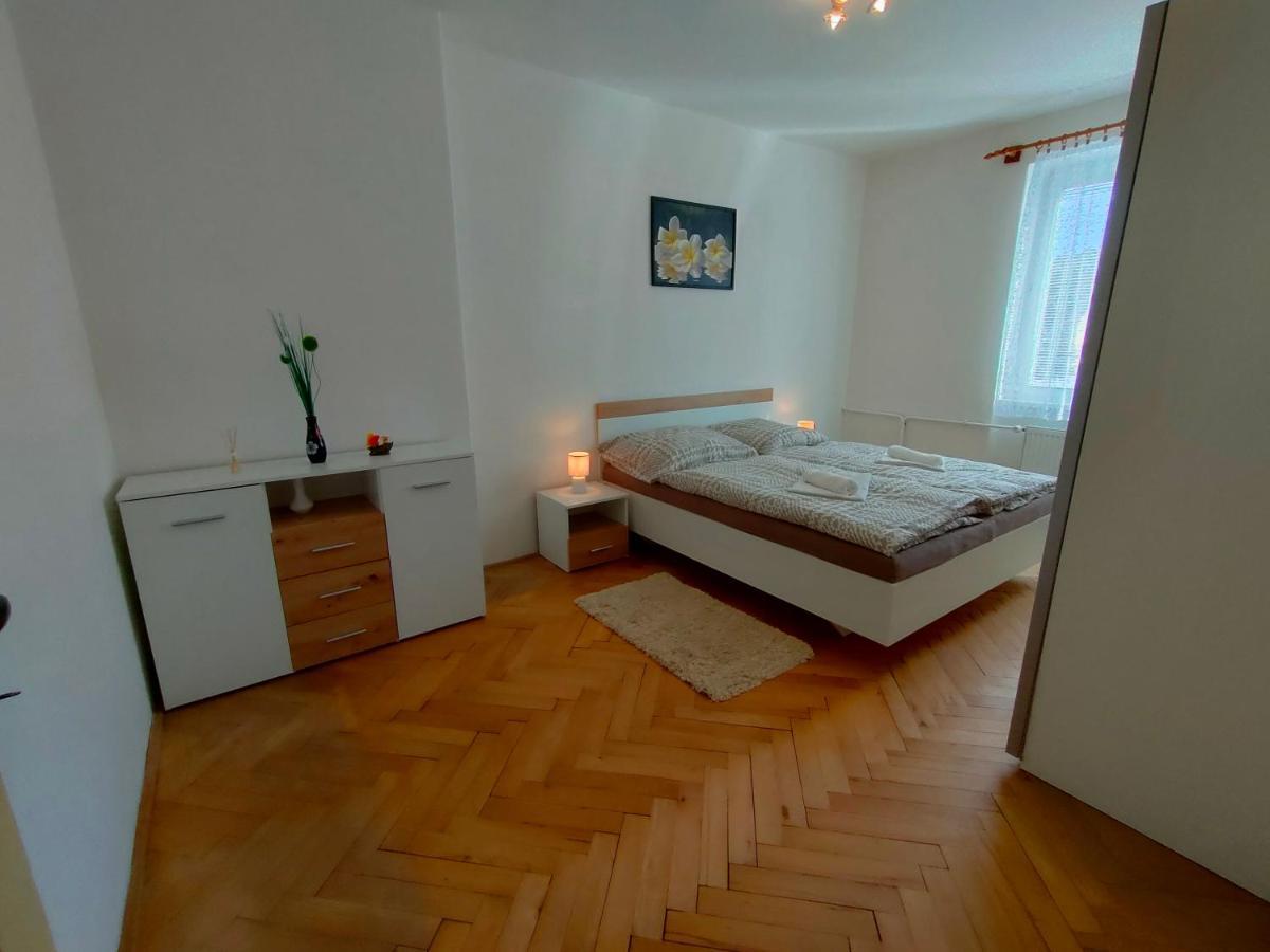 2-Iz. Byt V Tichej Lokalite S Bezplatnym Parkovanim Ліптовски-Градок Екстер'єр фото